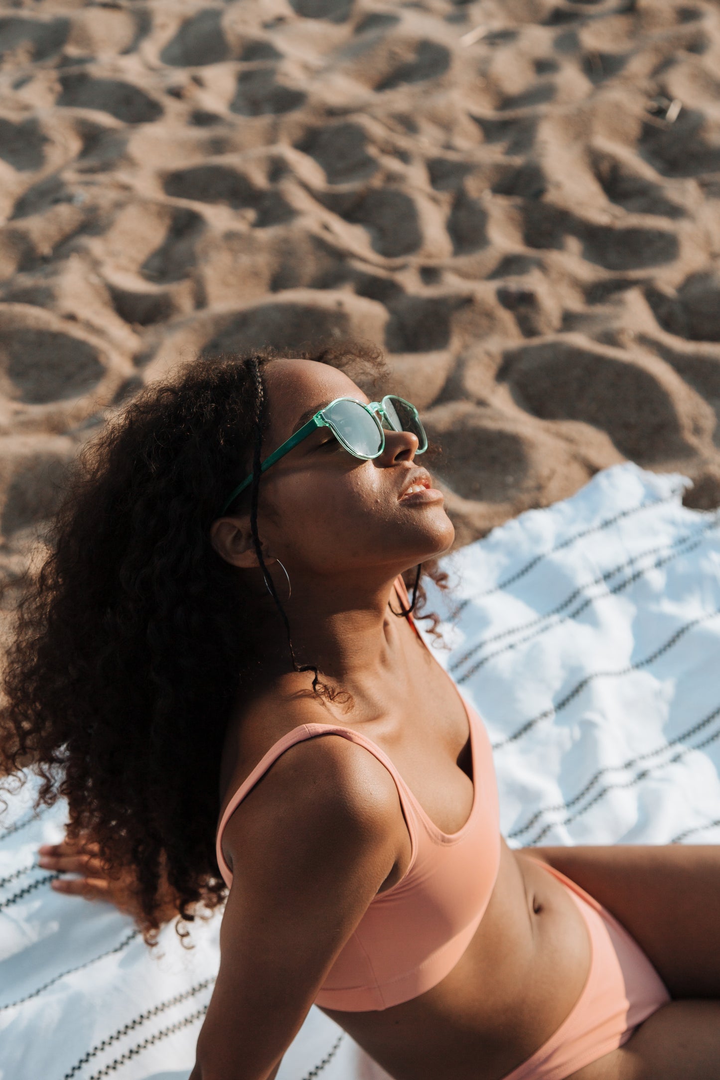 Sportbikini aus recyceltem Wüstensand/Pfirsich mit hoher Taille